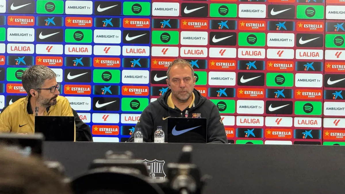Hansi Flick bei einer Pressekonferenz des FC Barcelona (Archivbild, April 2025)