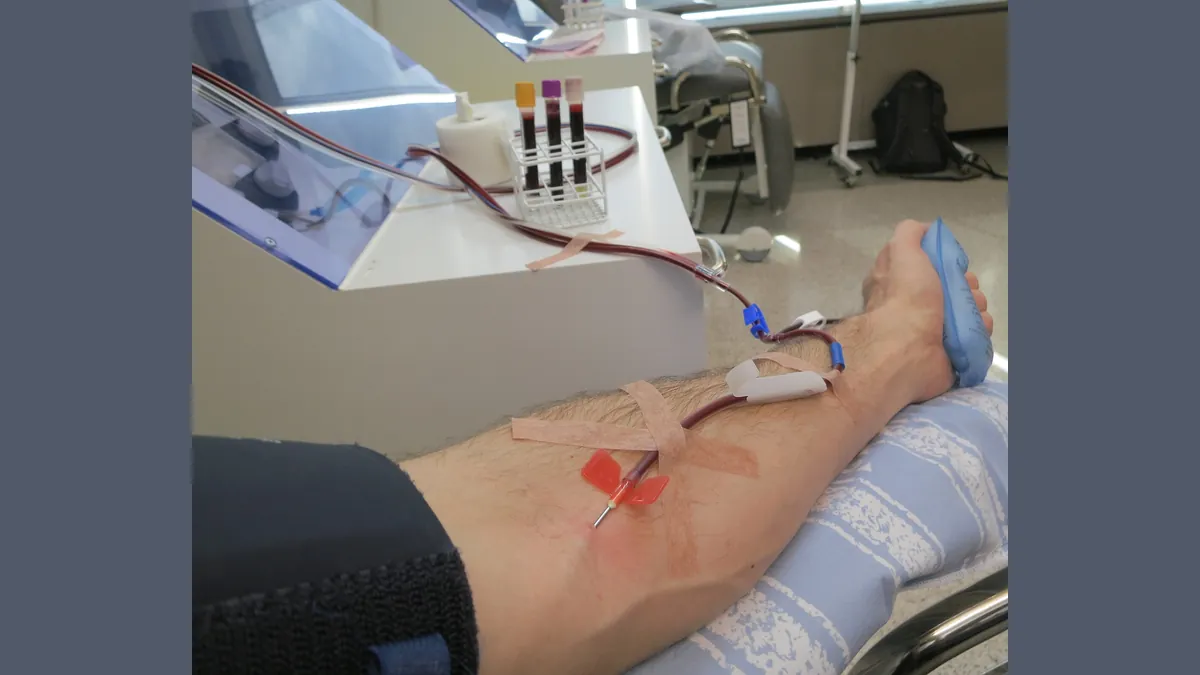 Symbolbild: Thrombozytenspende in einem Blutspendezentrum – Arm eines Spenders am Entnahmegerät