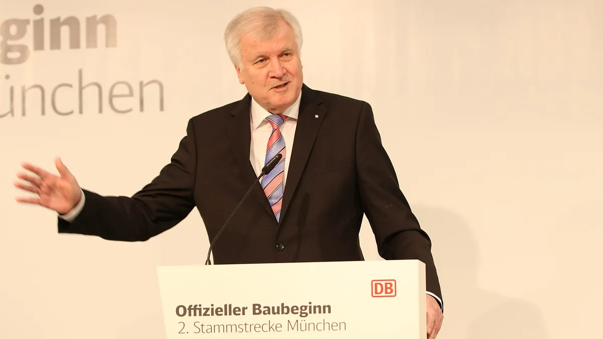 Archivbild: Horst Seehofer, damals bayerischer Ministerpräsident, bei einer Rede in München (2017)