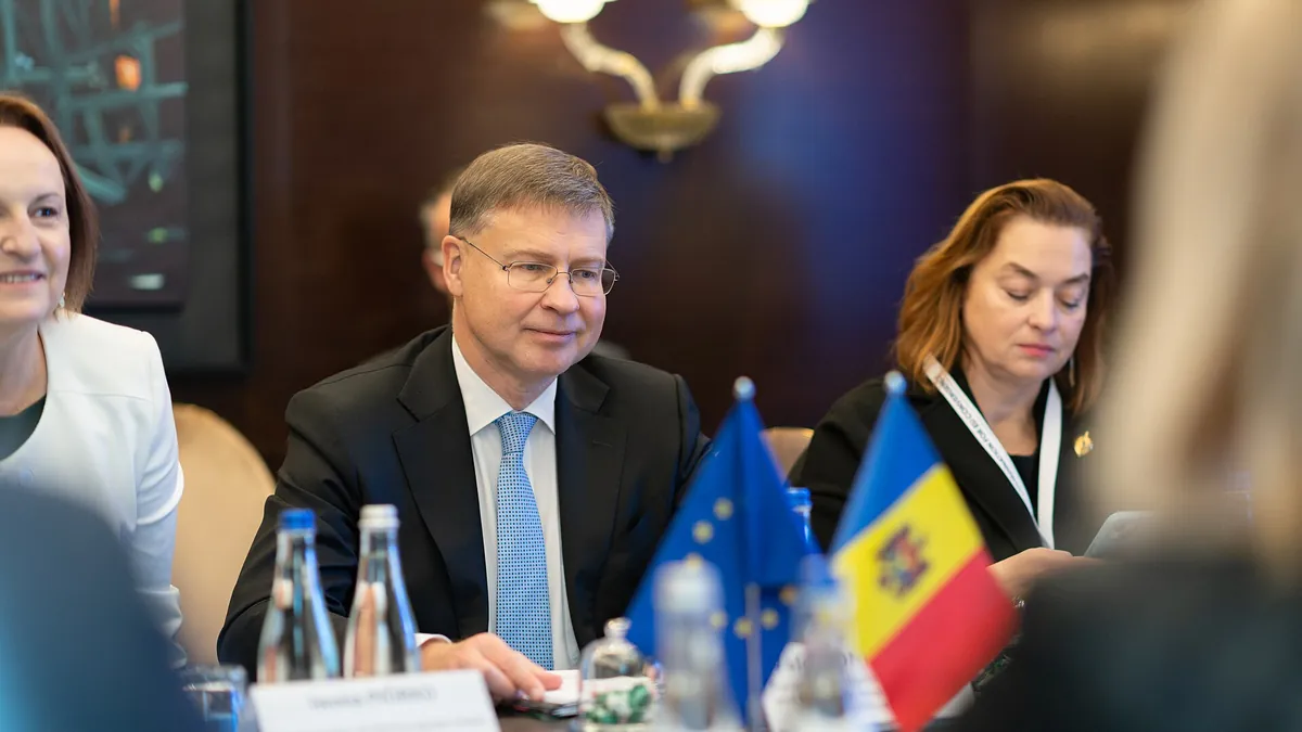 Архивна снимка: еврокомисарят Валдис Домбровскис по време на посещение в Молдова
