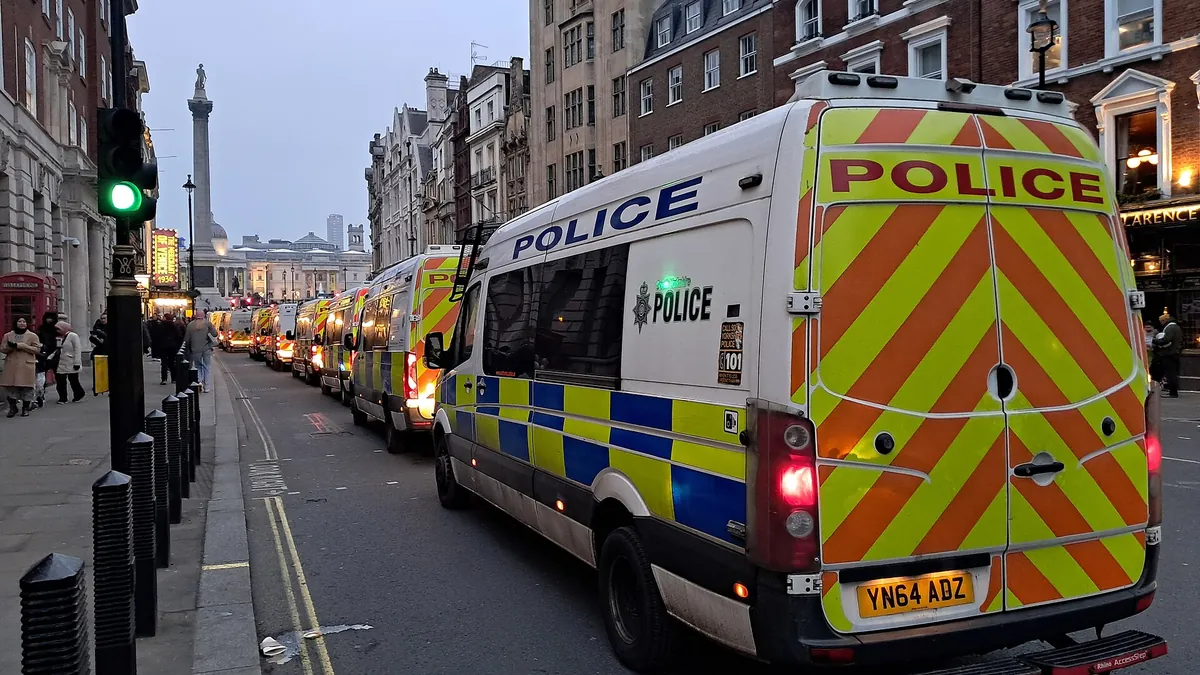 Archivbild: Polizeitransporter in der Londoner Whitehall während einer Demonstration, Januar 2025