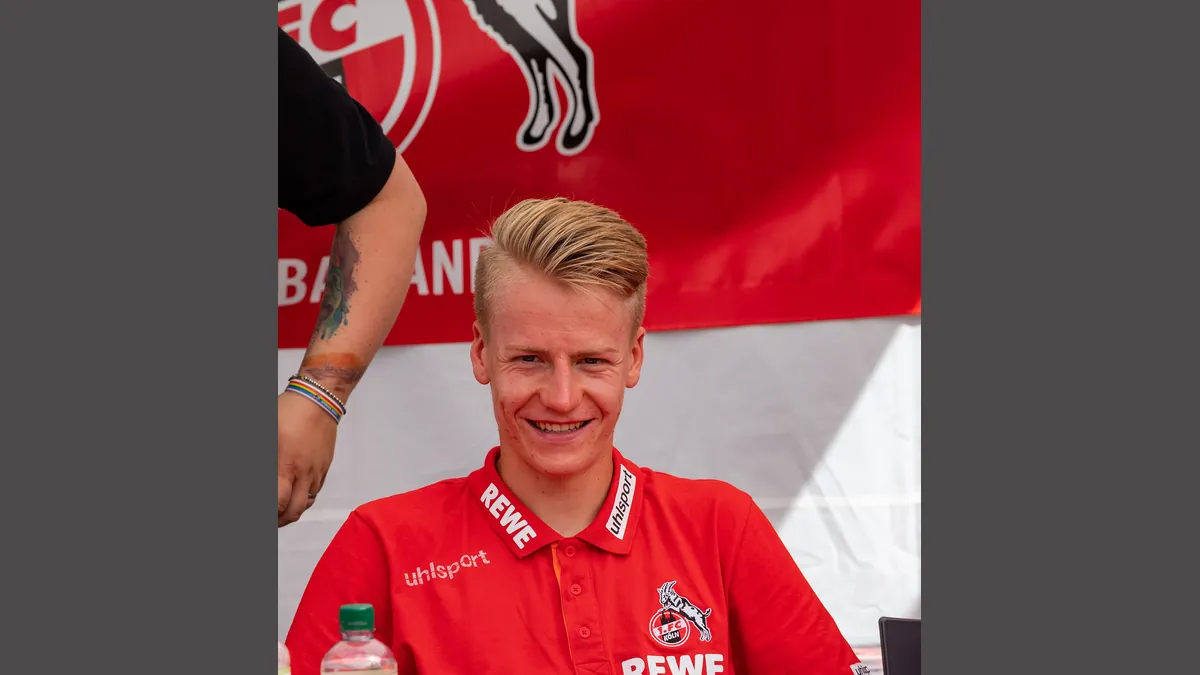 Chris Führich bei einer Autogrammstunde, damals im Trikot des 1. FC Köln (Archivbild)