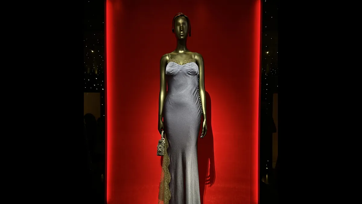 Рокля от висшата мода на John Galliano в Galerie Dior, Париж (архивна снимка)