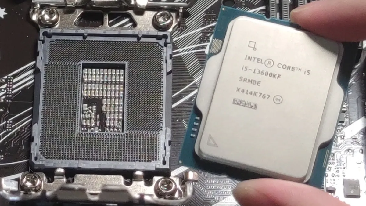 Символна снимка: процесор Intel Core i5-13600KF до гнездо LGA1700