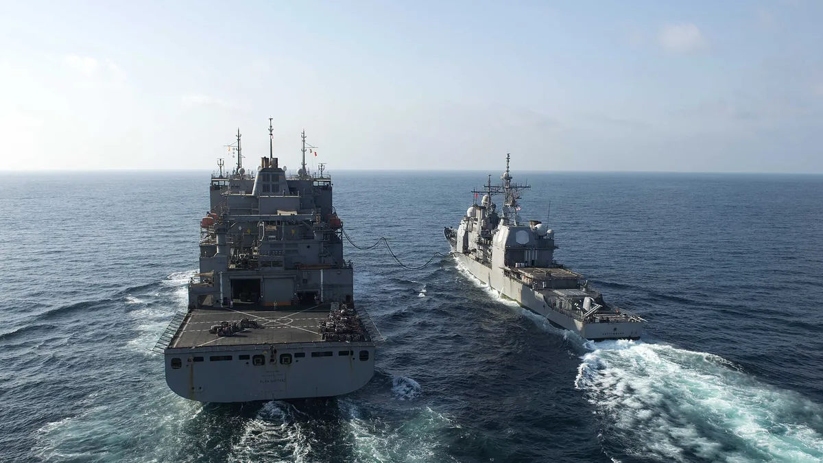 Archivbild: Schiffe der US-Marine bei der Versorgung auf See im Golf von Oman, 2013