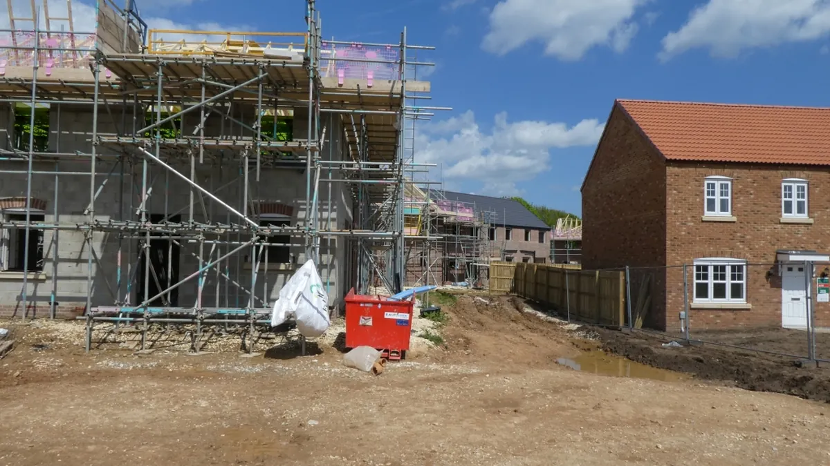 Symbolbild: Baustelle mit eingerüsteten Wohnhäusern (York, England)