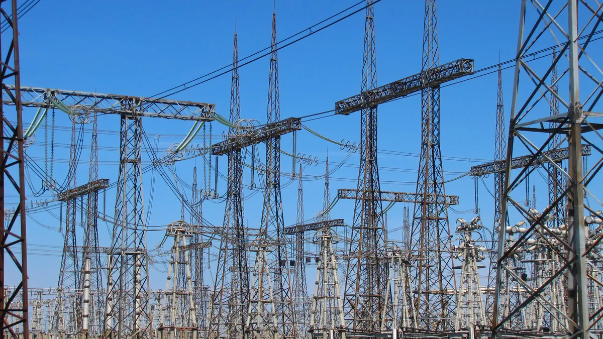 Разпределителна уредба на 750-kV подстанция (символична снимка)