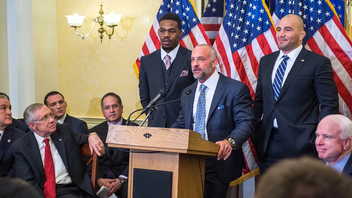 Jon Jones (links) 2014 bei einem Termin in Washington (Archivbild)
