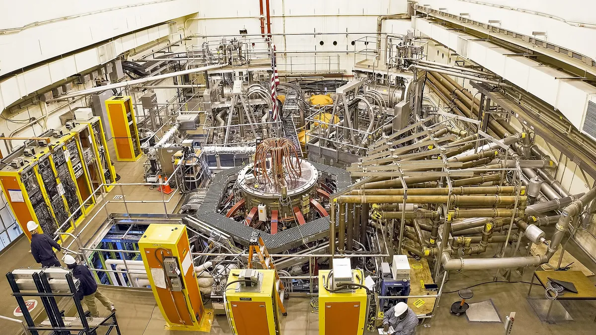 Архивна снимка: Термоядреният експеримент NSTX-U в Принстънската лаборатория по физика на плазмата, отгоре, 2016 г.