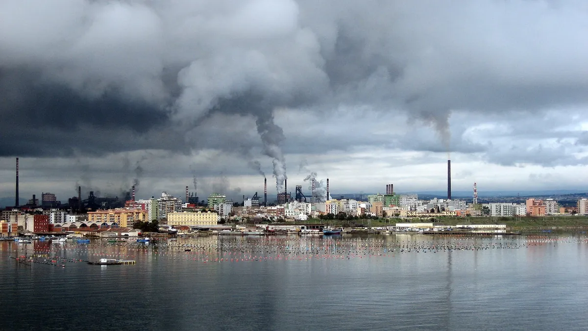 Архивна снимка: Стоманодобивният завод ILVA в Таранто, декември 2007 г.