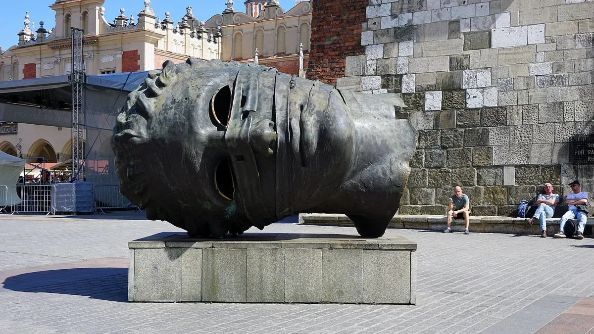 Symbolic image: Igor Mitoraj's sculpture 'Eros bendato' on the Main Market Square in Krakow