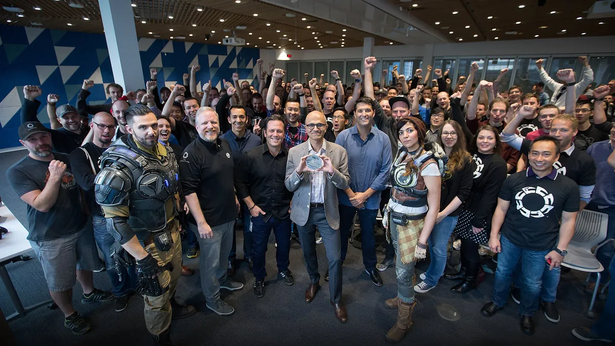 Archivbild: Microsoft-Chef Satya Nadella 2016 mit dem Team von The Coalition bei der Fertigstellung von „Gears of War 4“