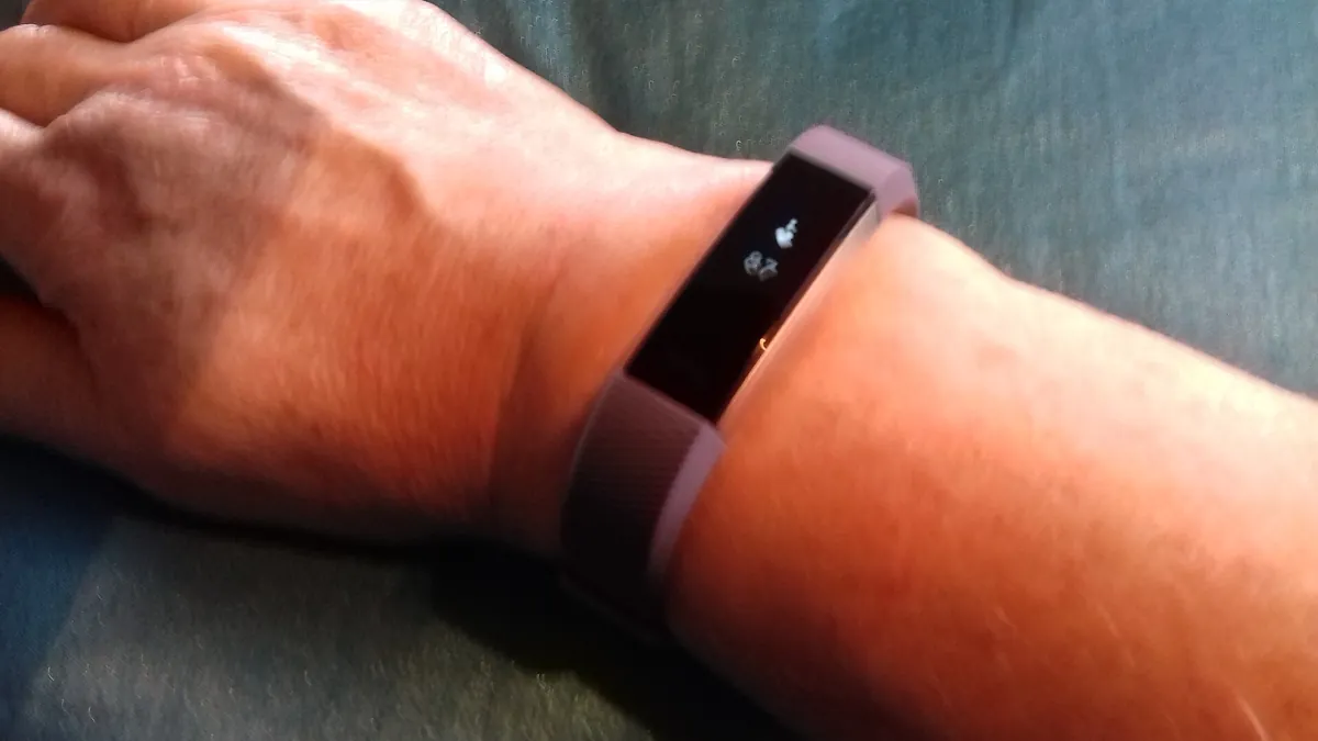 Symbolbild: Fitness-Tracker (Fitbit Alta HR) am Handgelenk