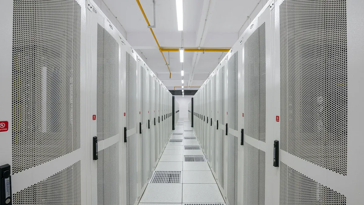 Symbolbild: Serverschränke in einem Rechenzentrum