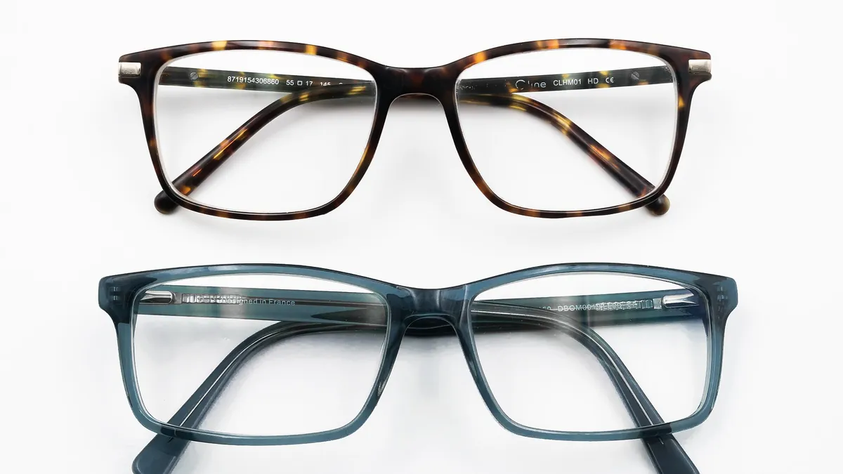 Symbolic image: two ordinary pairs of prescription glasses – not the GlassTENG glasses