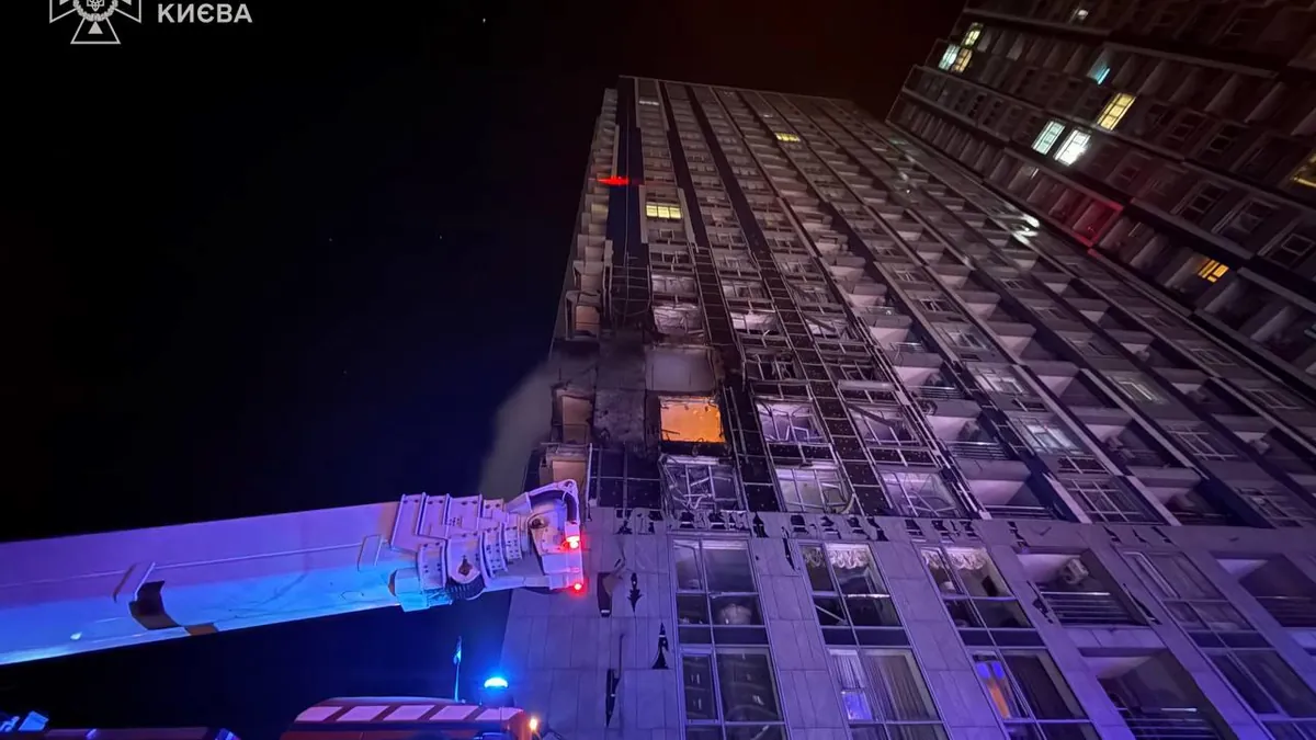 Archivbild: Beschädigtes Hochhaus in Kiew nach russischem Angriff, November 2025