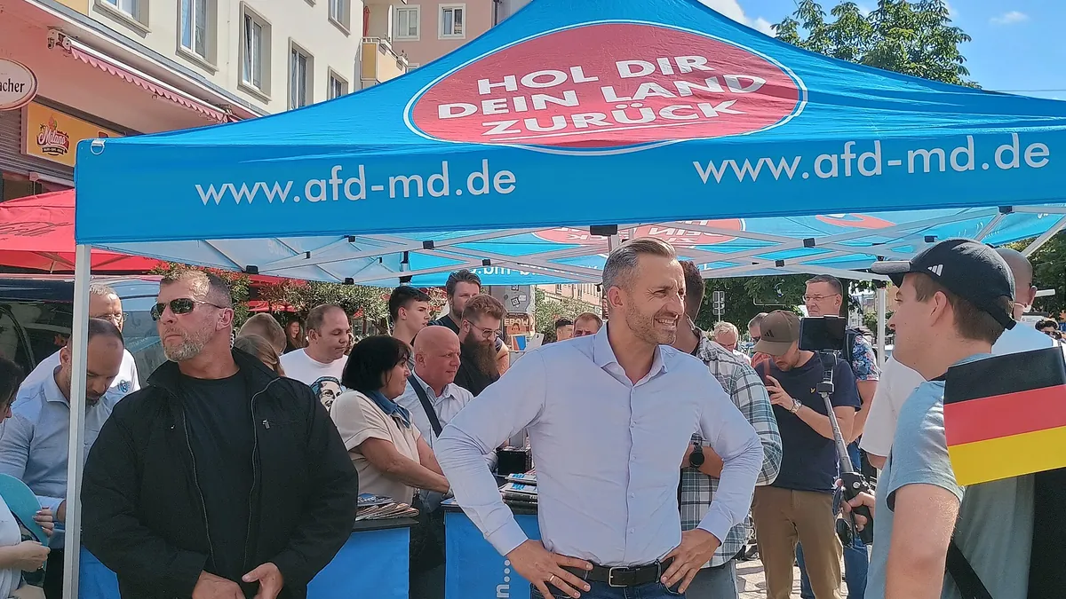 Архивна снимка: водещият кандидат на АзГ (AfD) Улрих Зигмунд на предизборна проява в центъра на Магдебург