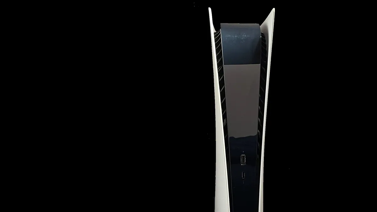 Архивна снимка: PlayStation 5 Digital Edition в стандартния бял цвят с контролер DualSense