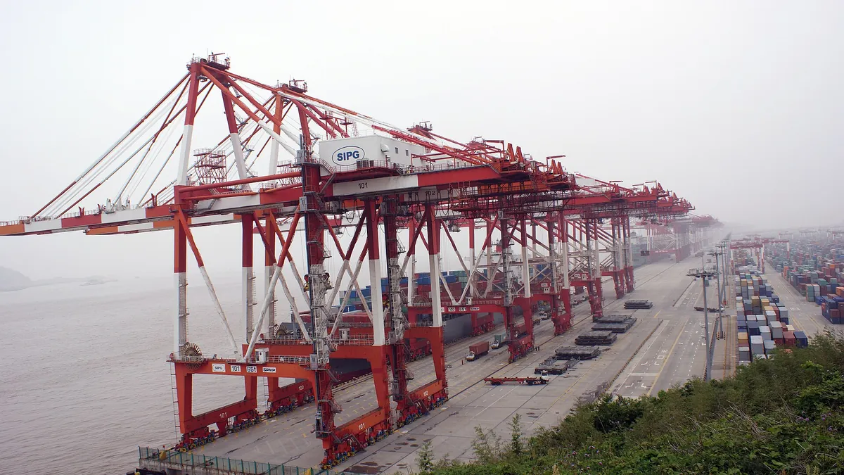 Symbolbild: Containerterminal im Tiefwasserhafen Yangshan bei Shanghai