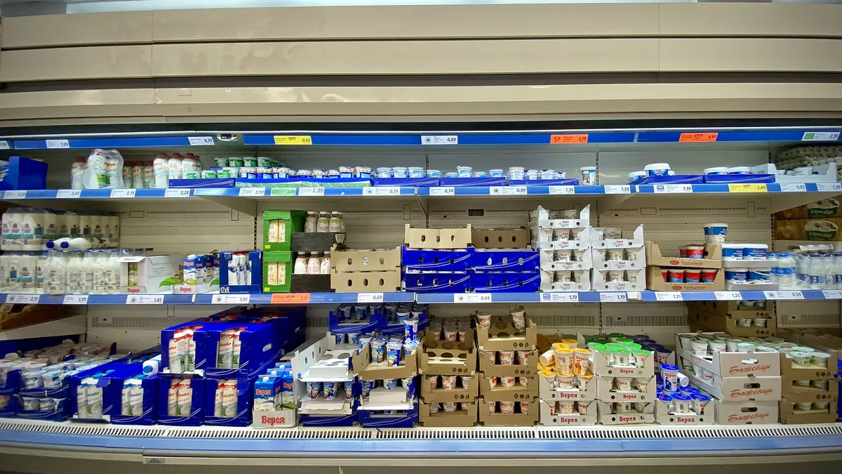 Символна снимка: хладилна витрина с млечни продукти в супермаркет в София