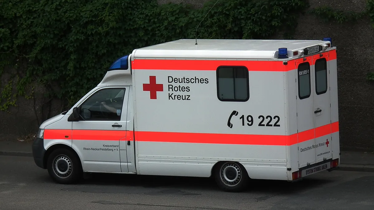 Symbolbild: Rettungswagen des Deutschen Roten Kreuzes