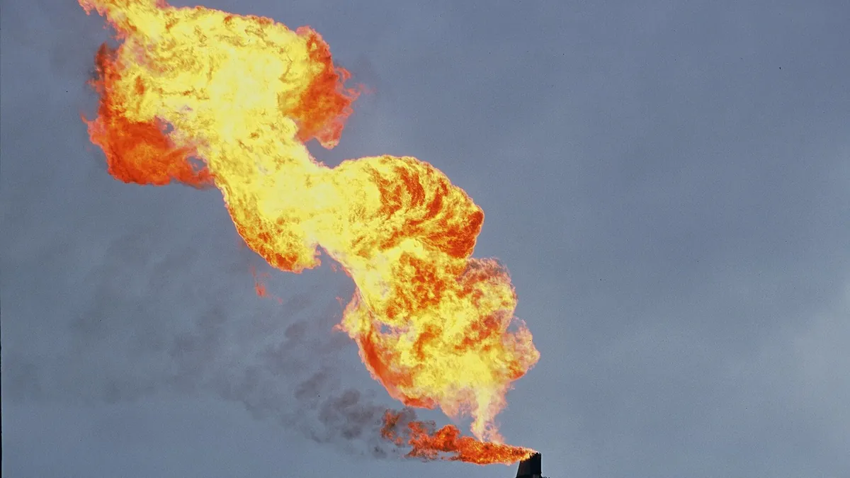 Символна снимка: изгаряне на газ във факел на нефтена платформа