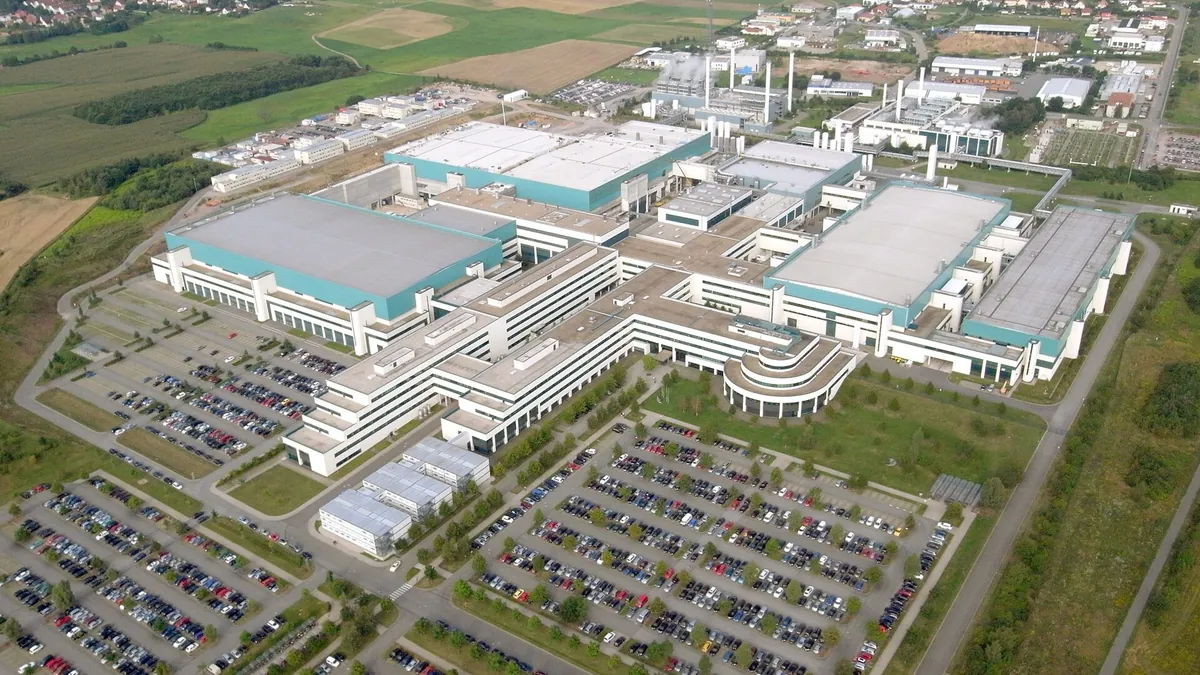Символна снимка: заводът за чипове на GlobalFoundries в Дрезден, Германия, от въздуха