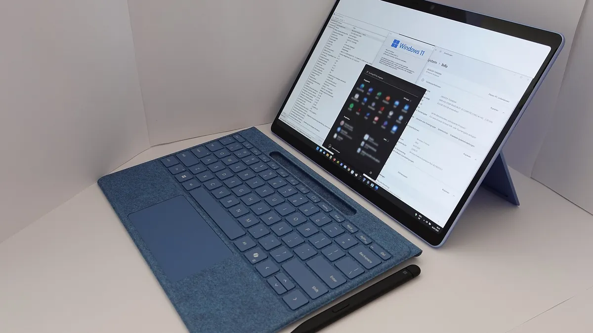 Symbolbild: Tablet-Laptop mit dem Betriebssystem Windows 11