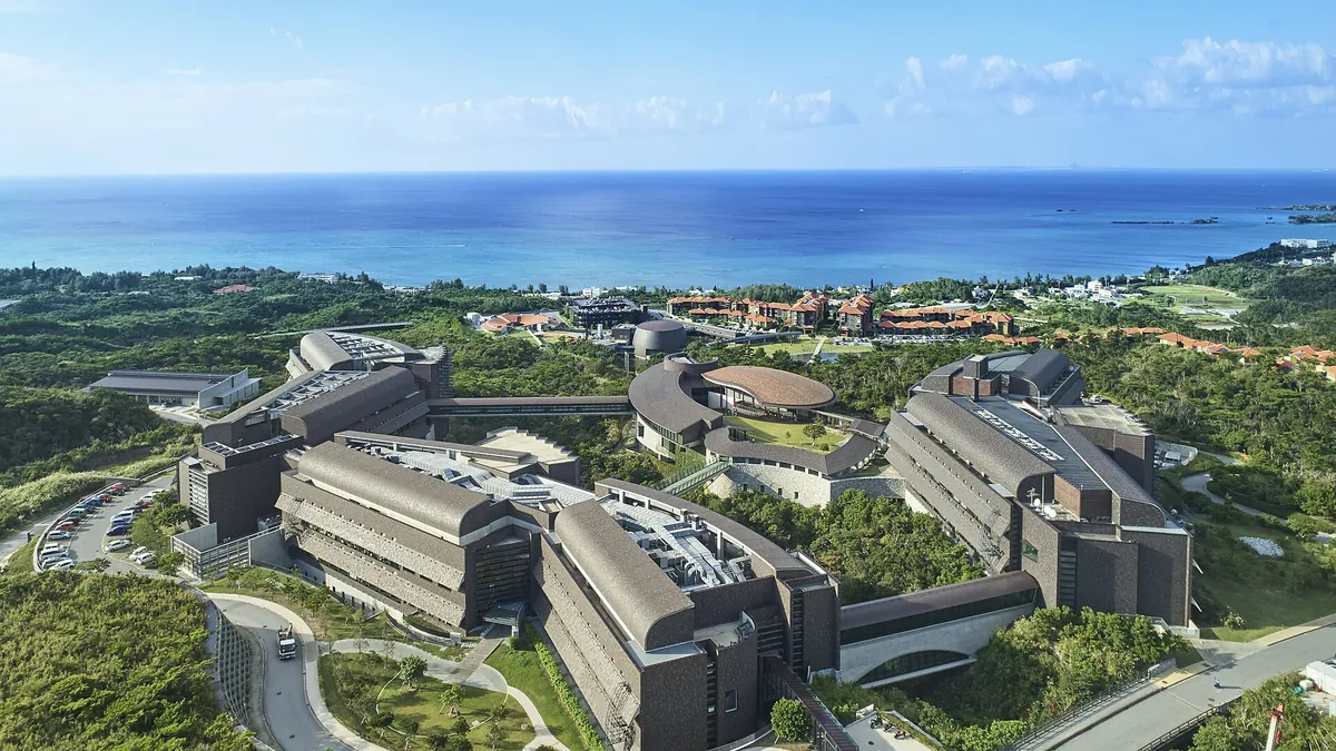 Der Campus des Okinawa Institute of Science and Technology (OIST) in Japan aus der Vogelperspektive