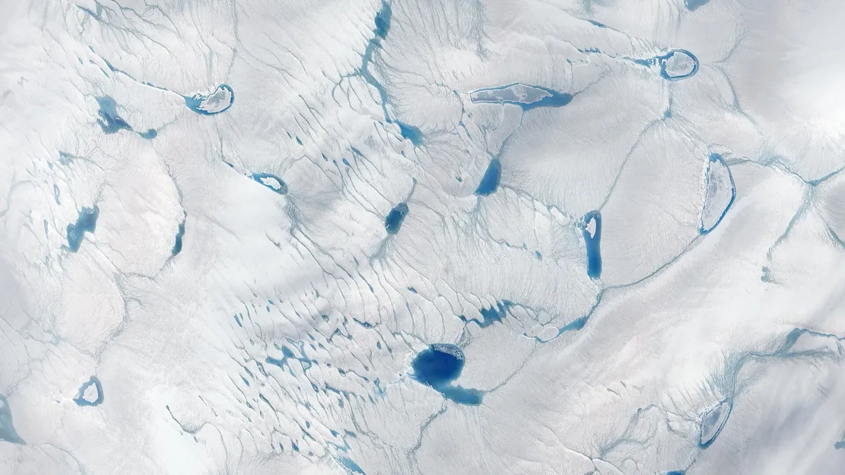 Symbolbild: Schmelzwasserseen auf dem grönländischen Eisschild, Satellitenaufnahme