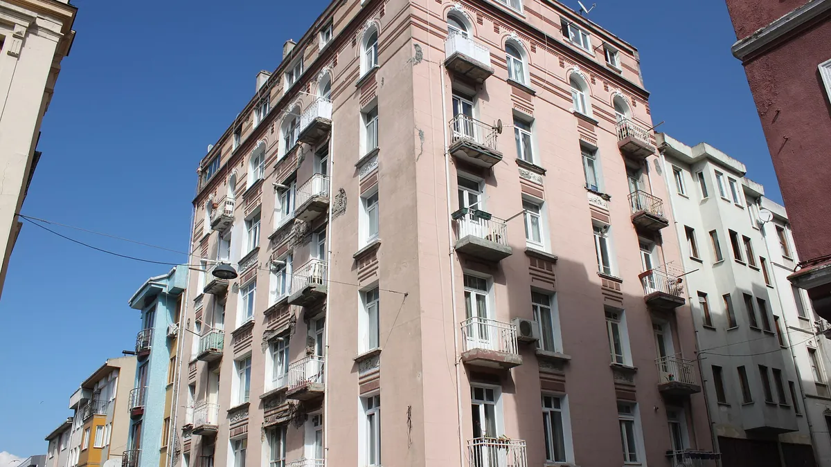 Symbolbild: Älteres Wohnhaus im Viertel Yeldeğirmeni in Kadıköy, Istanbul