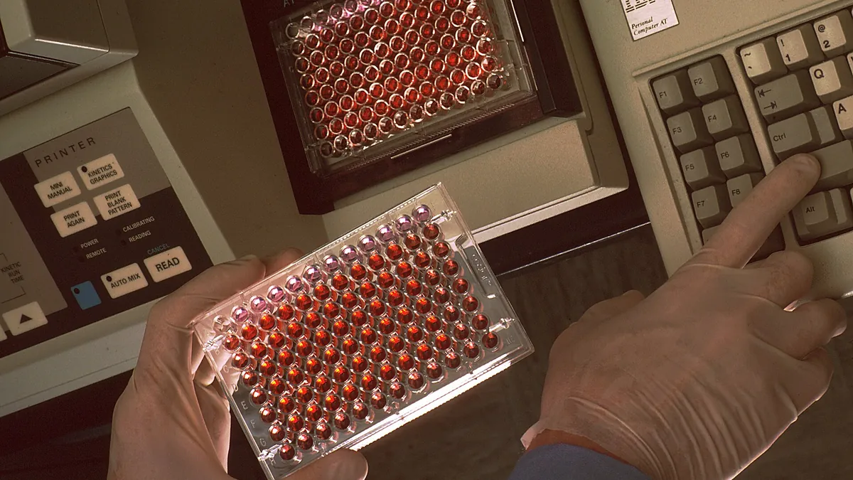 Symbolic image: laboratory testing on cancer cell lines using a microplate