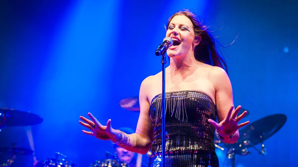 Архивна снимка: Floor Jansen с Nightwish на фестивала Ilosaarirock в Йоенсуу, 2013 г.
