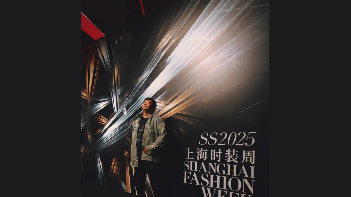 Фотограф пред декора на Shanghai Fashion Week (архивна снимка)