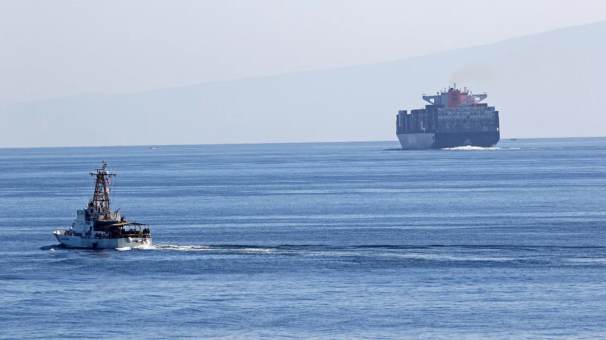 Symbolic image: US patrol boat and container ship in the Strait of Hormuz