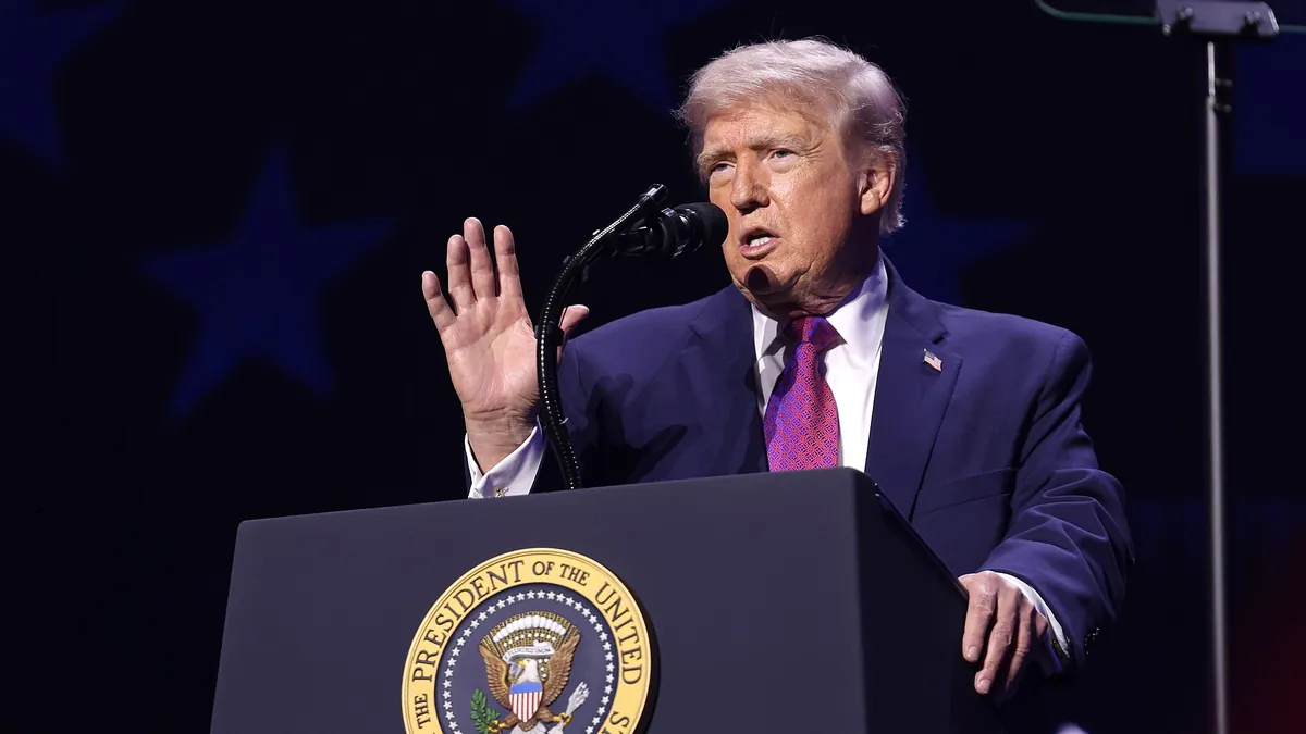 Archivbild: Donald Trump spricht bei einer Veranstaltung in Phoenix, Arizona