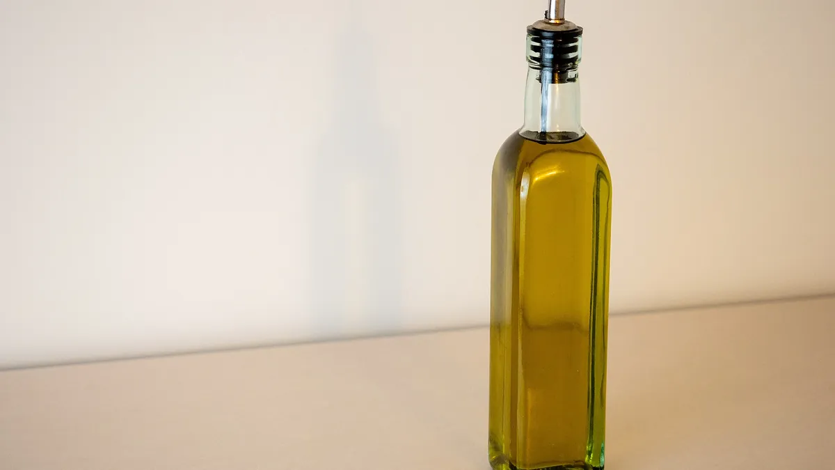 Symbolbild: eine Flasche Olivenöl