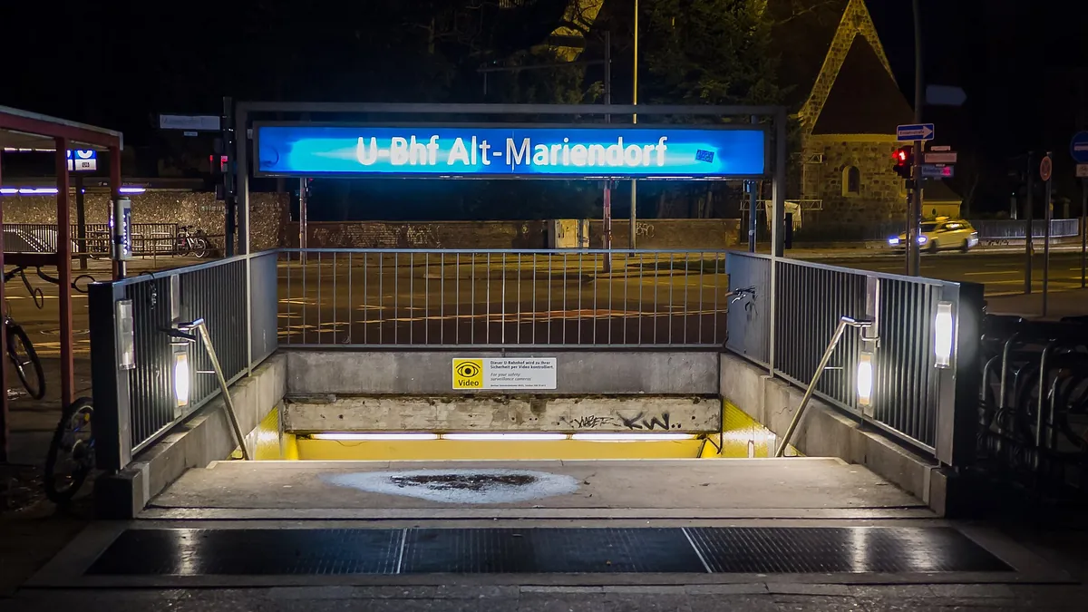 Symbolbild: Eingang zum U-Bahnhof Alt-Mariendorf in Berlin bei Nacht