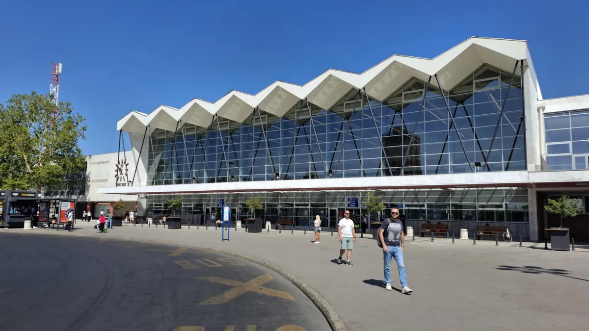 Символна снимка: Входът на железопътната гара в Нови Сад