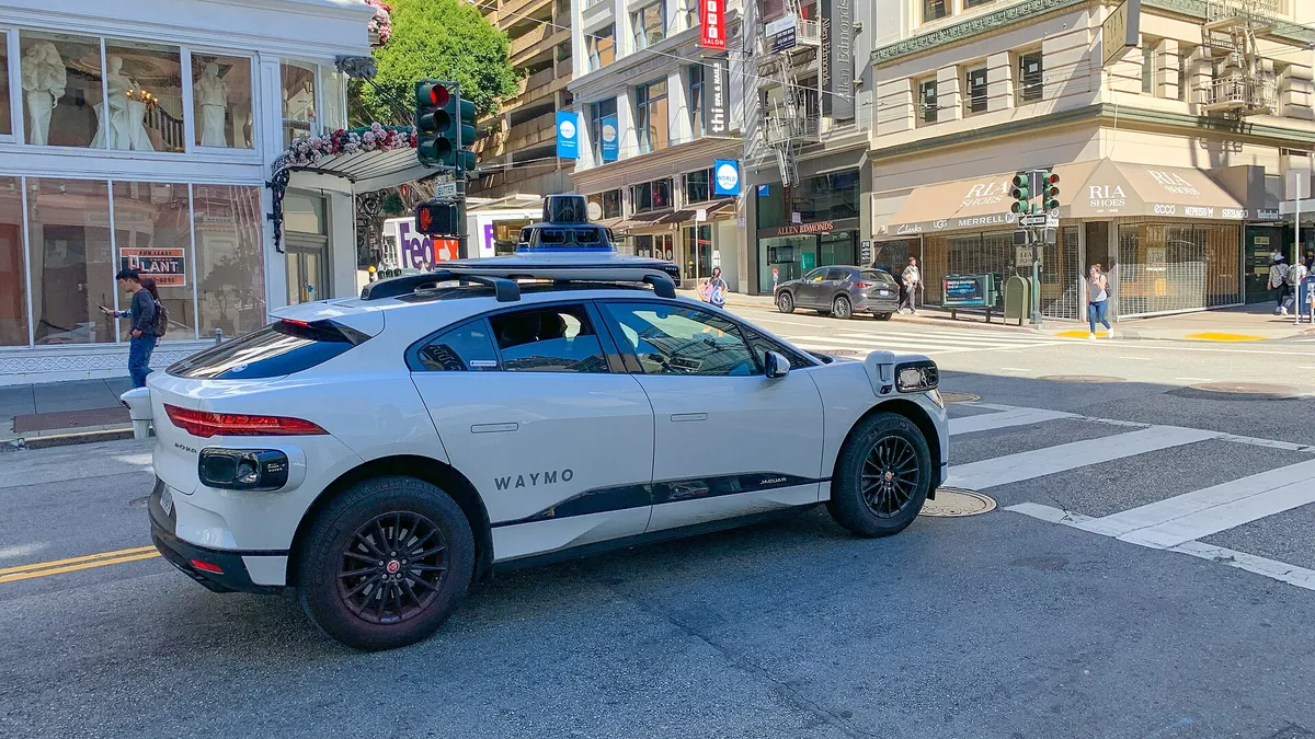Symbolbild: Selbstfahrendes Waymo-Fahrzeug in San Francisco