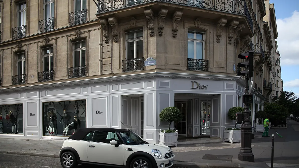 Седалището на Dior на авеню Монтен в Париж (архивна снимка)