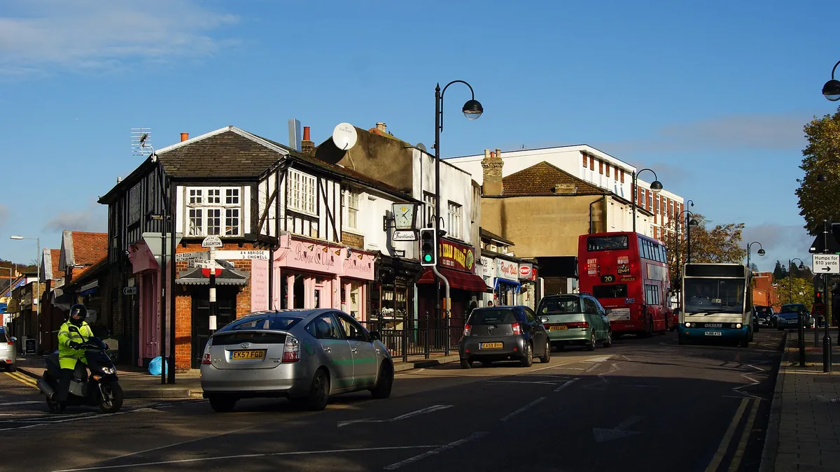 Archivbild: die High Road in Loughton in der englischen Grafschaft Essex