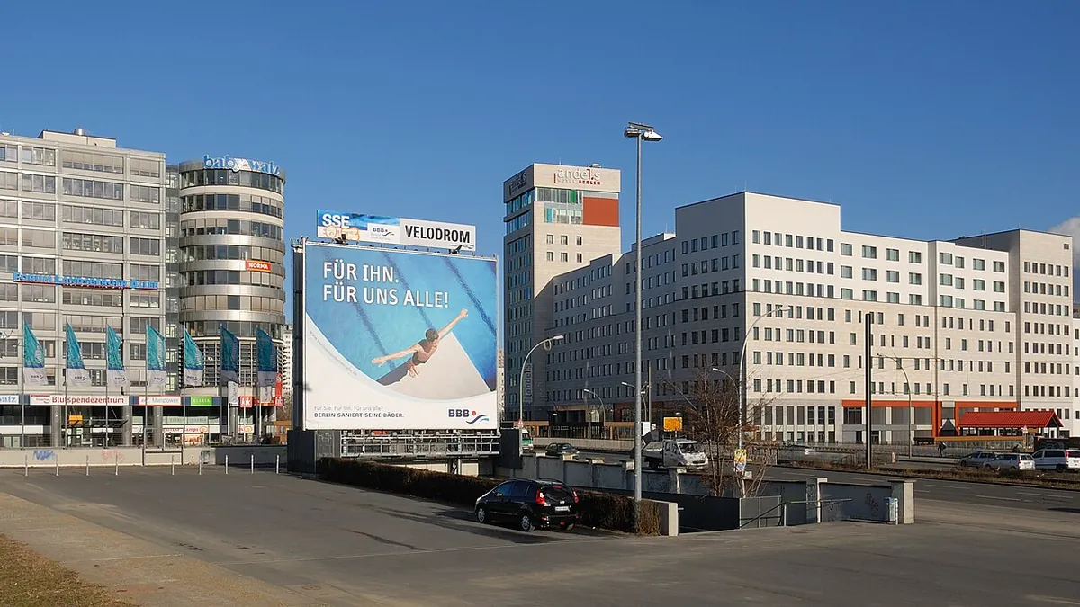 Symbolbild: Die Landsberger Allee in Berlin nahe dem S-Bahnhof (2010)