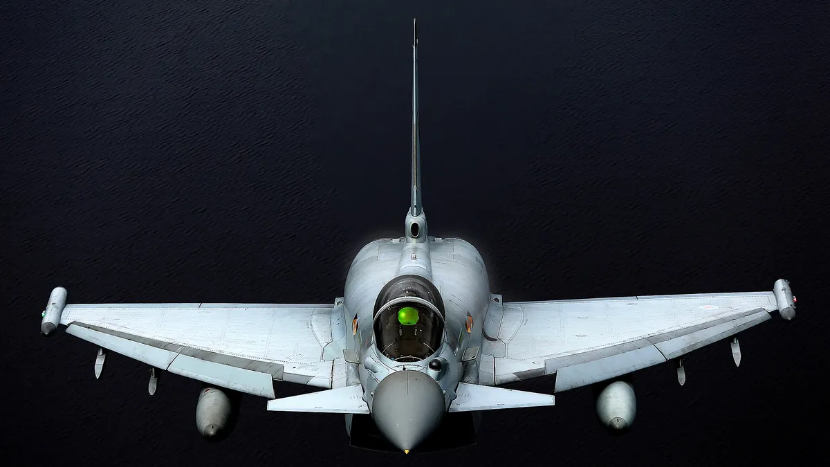 Symbolbild: Kampfjet vom Typ Eurofighter Typhoon im Flug