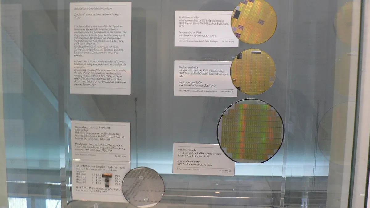 Symbolbild: DRAM-Speicherchips auf Wafern in einer Museumsvitrine