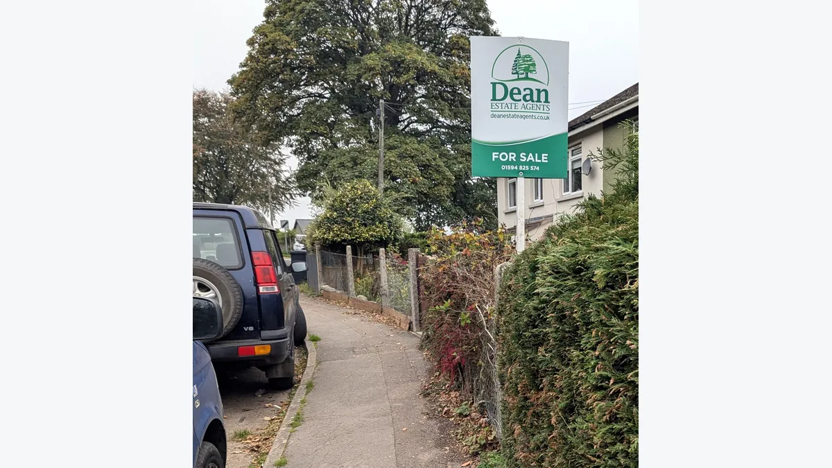 Symbolbild: „For Sale“-Schild eines Immobilienmaklers in England