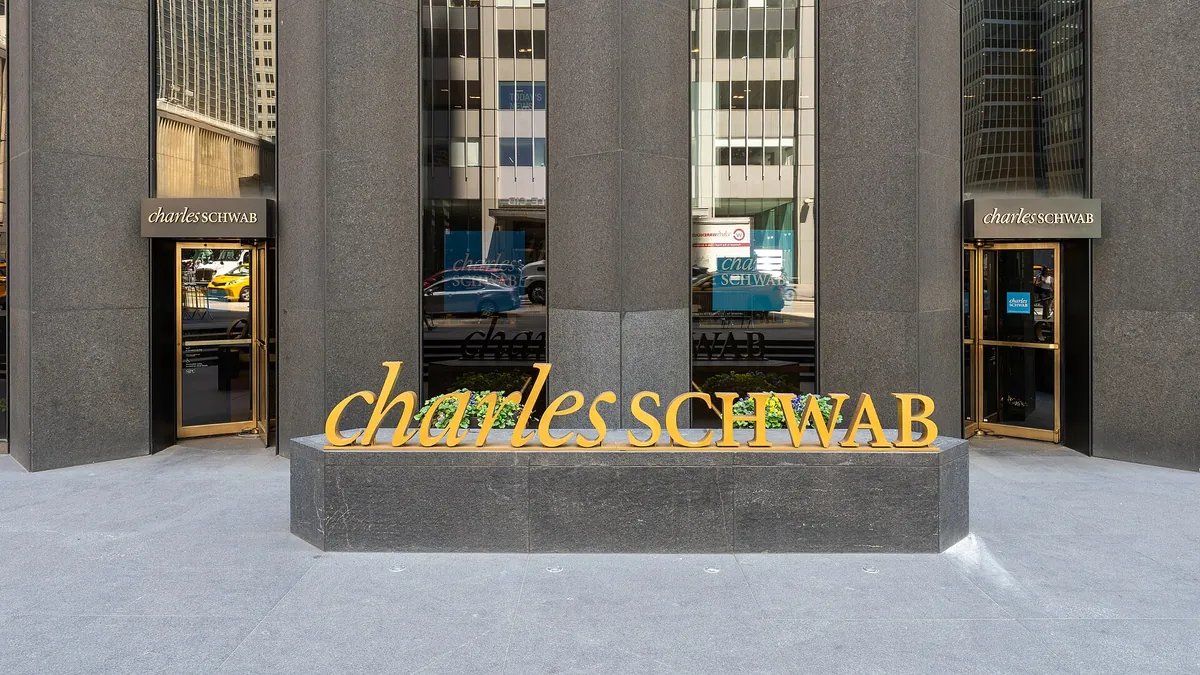 Архивна снимка: клон на Charles Schwab Corporation в Ню Йорк