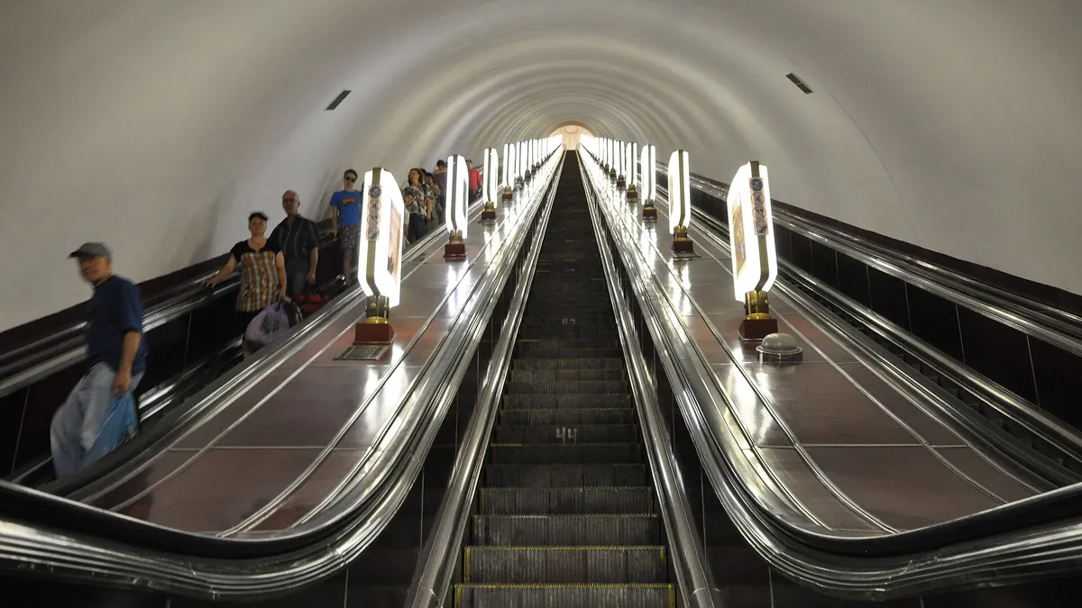 Symbolbild: Rolltreppen der Metrostation Arsenalna in Kiew