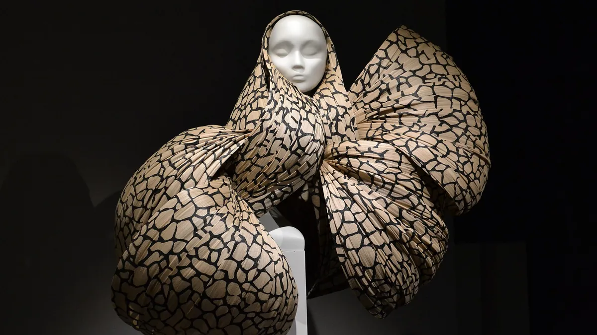 Шапка на Philip Treacy в изложба (символична снимка)