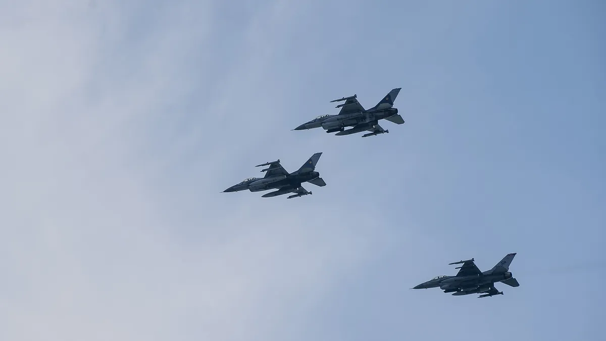 Archivbild (2022): US-amerikanische und rumänische F-16 über Constanța